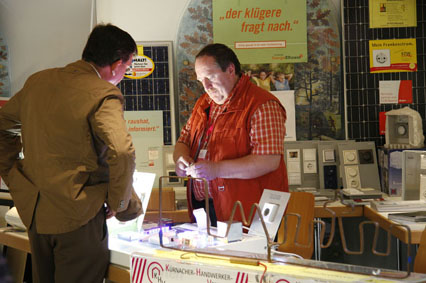 Chef Andreas Kamm, Elektro Kamm, beim erläutern von den neuesten Energiesparlampen.