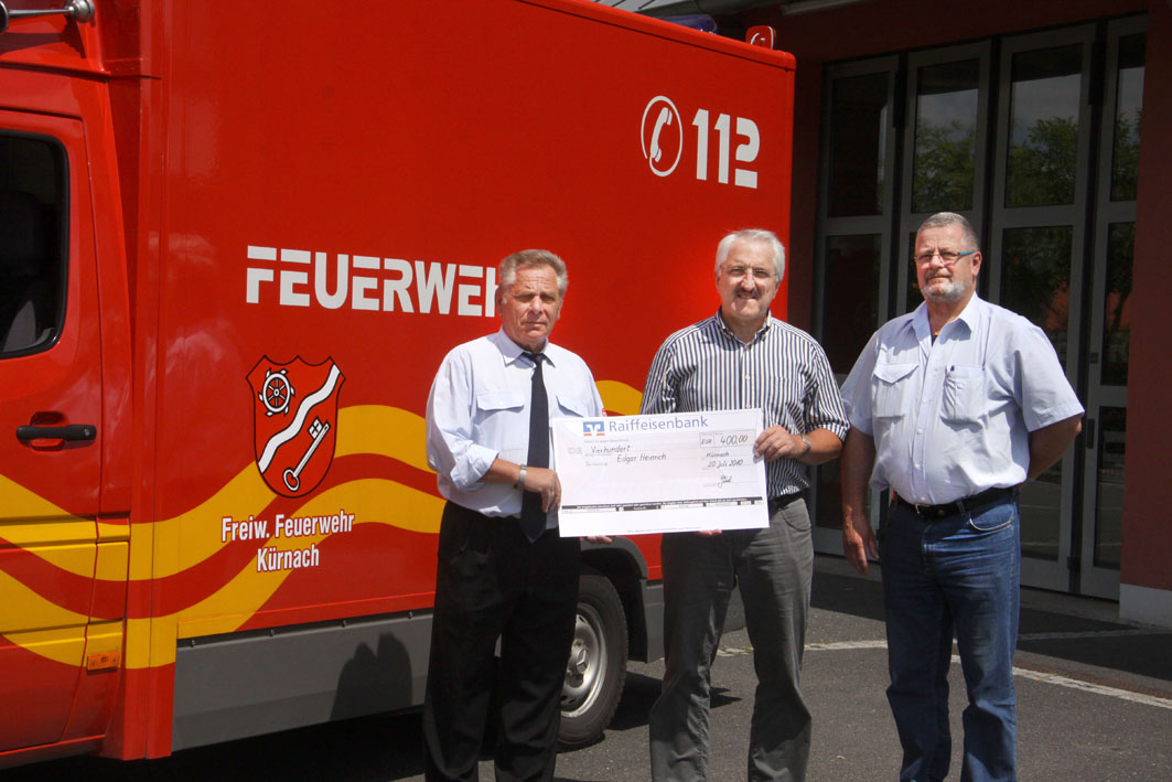 1 Großspende bei der Freiwilligen Feuerwehr von Kürnach eingegangen Kürnach (Mad) Edgar Heinrich aus Kürnach hat Leukämie und ist Mitglied der Freiwilligen Feuerwehr von Kürnach. Vor ein paar Wochen wurde die Feuerwehr Kürnach von der Stiftung Aktion Knochenmarkspende Bayern in Gauting angesprochen, dabei zu helfen, einen passenden Spender für Edgar Heinrich zu finden. Kurzerhand entschloß sich die Feuerwehr alle Hebel in Bewegung zu setzen, um ihrem langjährigen Mitglied zu helfen.  So wurde für den 31. Juli 2010 in der Höllberghalle von Kürnach eine große Typisierungsaktion beschlossen. Eine Typisierung, also die Untersuchung von möglichen Knochenmarkspendern im Alter zwischen 18 und 45 Jahren kostet jedoch etwa 40 Euro pro Person. Dabei wird die geringe Menge von 2,5 ml Blut jeder Person entnommen. Um es aber auch denen zu ermöglichen, die dafür nicht die finanziellen Möglichkeiten besitzen, rief man zu einer großen Spendenaktion auf. Über email-Verteiler, vielen Plakaten, 5000 Flyer, Mund-zu-Mund Propaganda stieß man sofort auf eine große Hilfsbereitschaft seitens der Bevölkerung, befreundeter Feuerwehren und ortsansässigen Firmen. Die erste Zusage einer größeren Spende kam vom KürnacherHandwerkerVerbund, der sofort die Kostenübernahme von 10 Typisierungen, also 400 Euro, veranlasste. Seitdem sind schon viele Spenden von Privat und weiteren Firmen eingegangen. Wer sich noch nicht typisieren ließ, der ist hiermit aufgerufen, am Samstag, den 31. Juli 2010 zwischen 11.00 und 16.00 Uhr in die Kürnacher Höllberghalle zu kommen. Dort stehen an diesem Tag Ärzte und viele Helfer bereit, um persönliche Daten in Computern aufzunehmen, das Blut fachgerecht zu entnehmen, um dieses dann in einem Labor typisieren zu lassen und letztendlich diese Daten der Datenbank des Zentralen Knochenmarkspenderregisters Deutschlands zur Verfügung zu stellen. Und möglicherweise kann dadurch wirklich dem Feuerwehrmann Edgar Heinrich geholfen werden. Bildunterschrift: 1. Vorstand Vinzenz Schrauth durfte den ersten großen Scheck für 10 Typisierungen vom KürnacherHandwerkerVerbund, vertreten durch Klaus Göbel (2.v.r.) und Holger Störlein (rechts) in Empfang nehmen. 